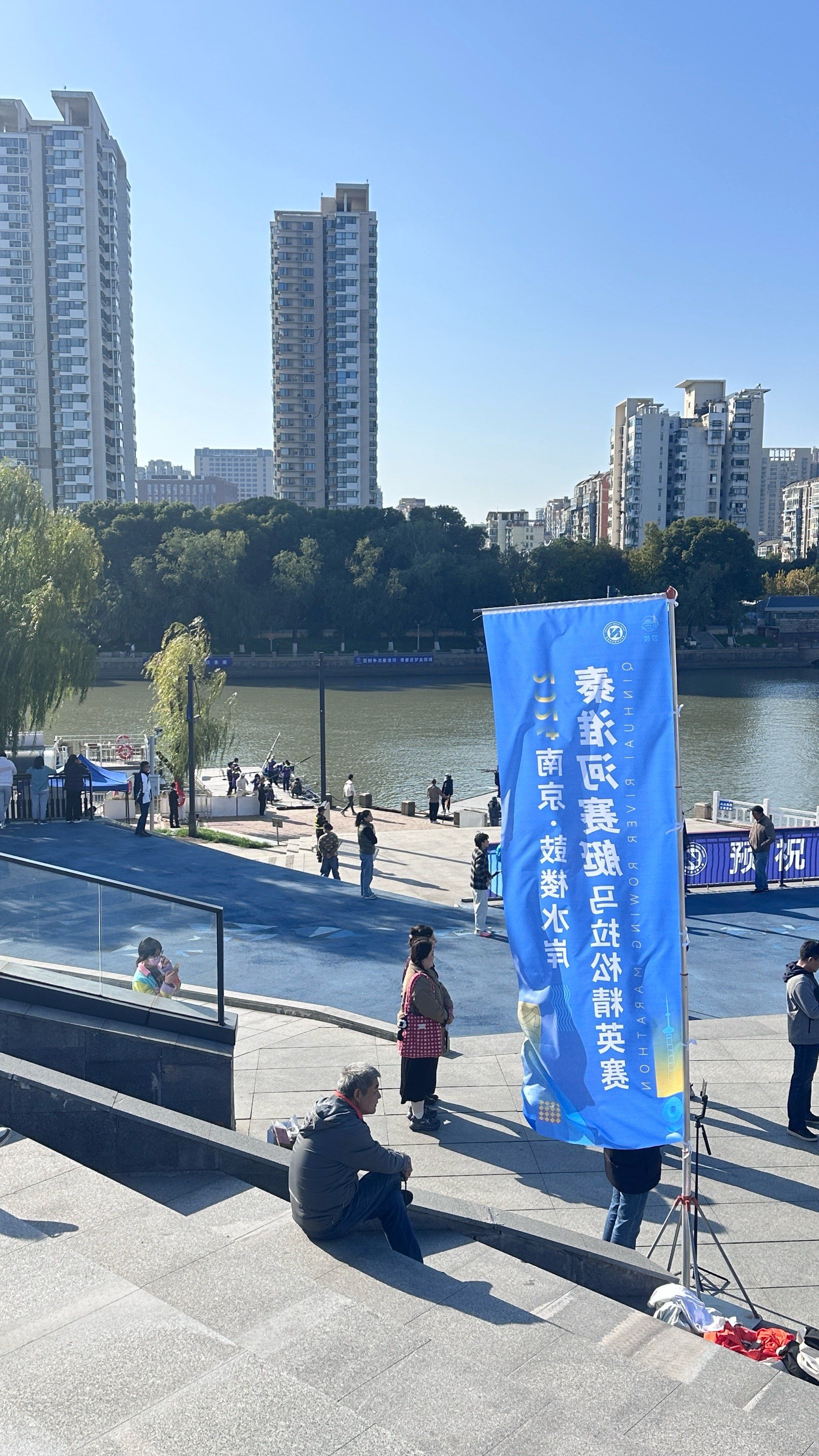 比赛现场气氛热烈，观众热情高涨