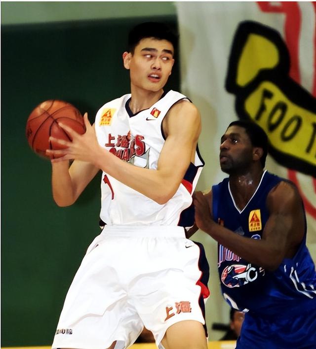 姚明率领中国队在全球杯赛事中获胜 姚明率领中国队在全球杯赛事中获胜